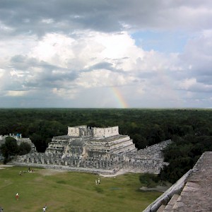 A view from the top of the Pyramid of Kukúlcan, looking down on the Temple of the Warriors. <a href=></a>