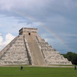The Pyramid of Kukúlcan at Chichén Itzá: One of the New 7 Wonders of the World. <a href=></a>
