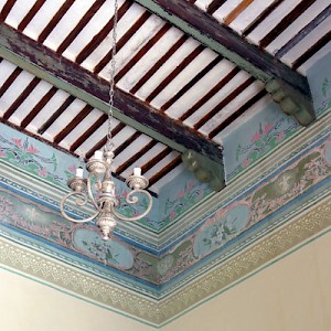 While the stenciling on these walls is exceptionally elaborate, the bigas or roofing beams are representative of the construction used in most haciendas. <a href=></a>