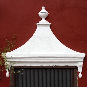 Most exterior ventanas or windows have sculpted plaster awnings for adornment and to prevent the heavy Yucatan rains from entering. <a href=></a>